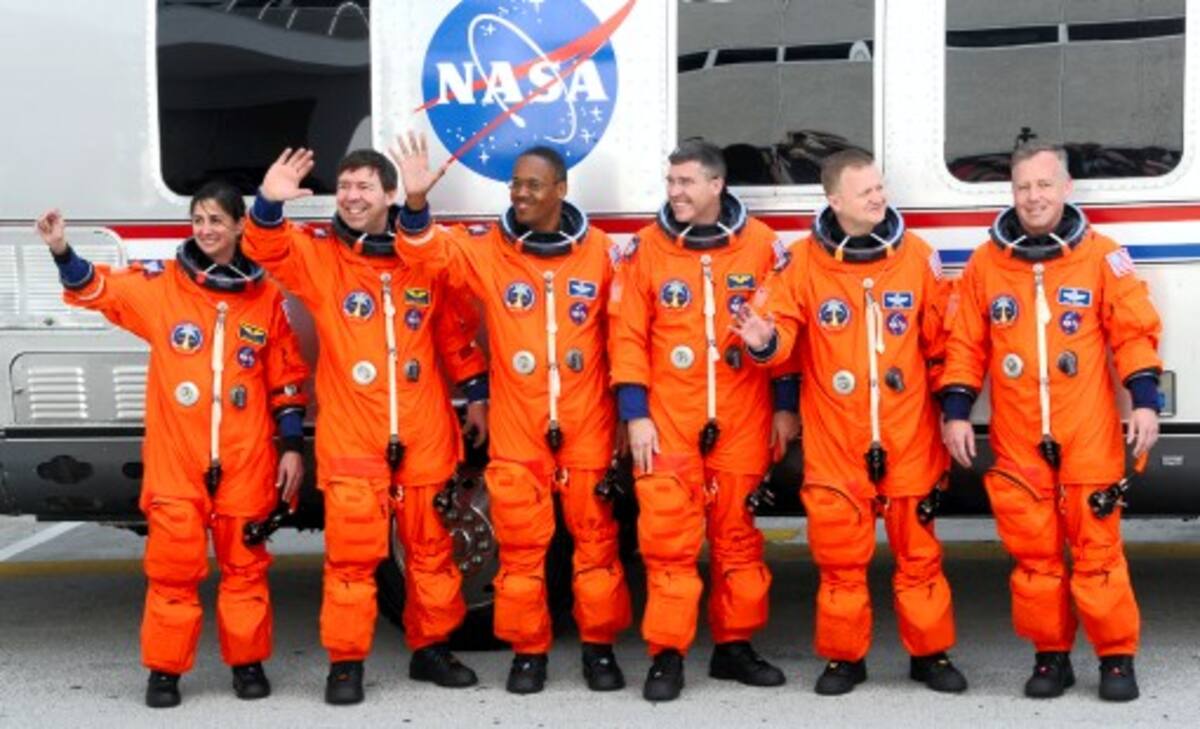 La tripulación del Discovery, de izquierda a derecha, Nicole Stott, Alvin Drew, Michael Barratt, Pilot Eric Boe, Steve Bowen y Steve Lindsey. AP