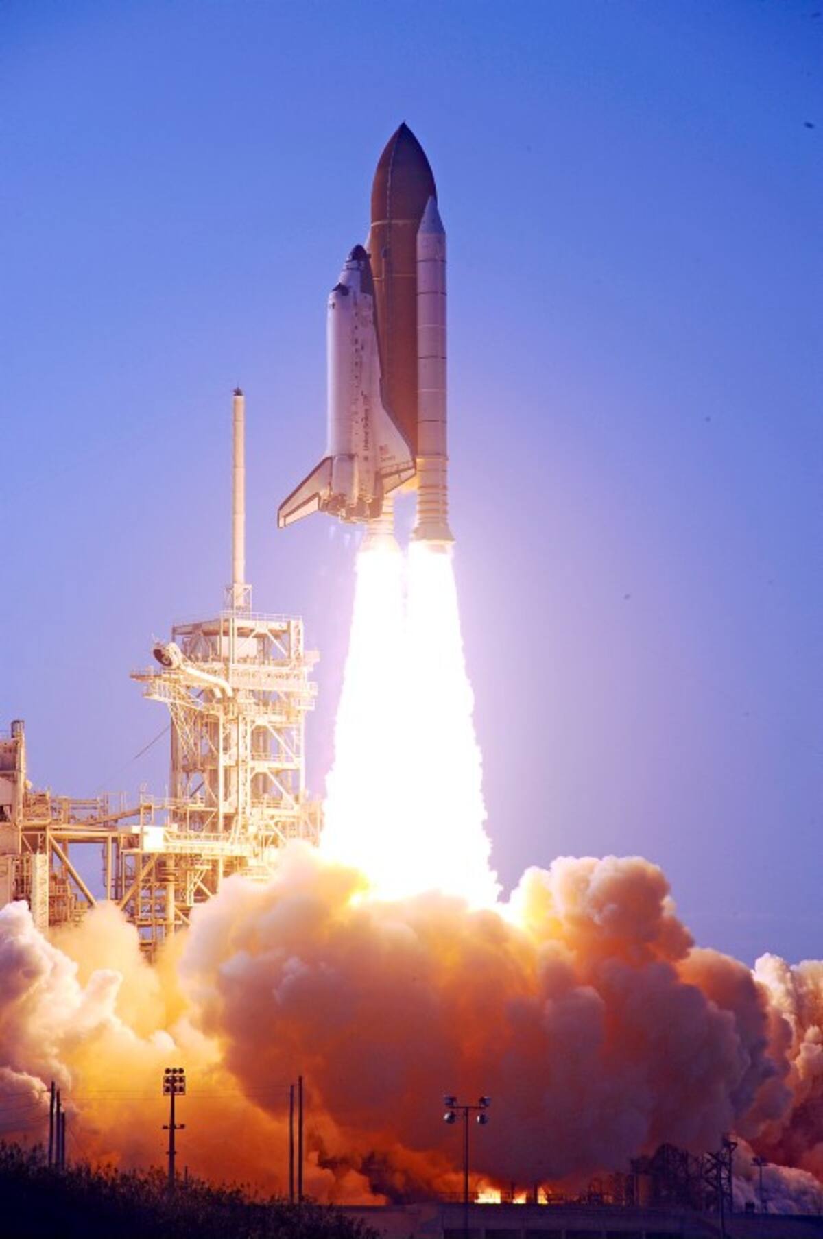 Discovery inició su 39 y última misión el jueves pasado cuando despegó desde el centro espacial Kennedy en Florida con seis tripulantes. AFP BRUCE WEAVER