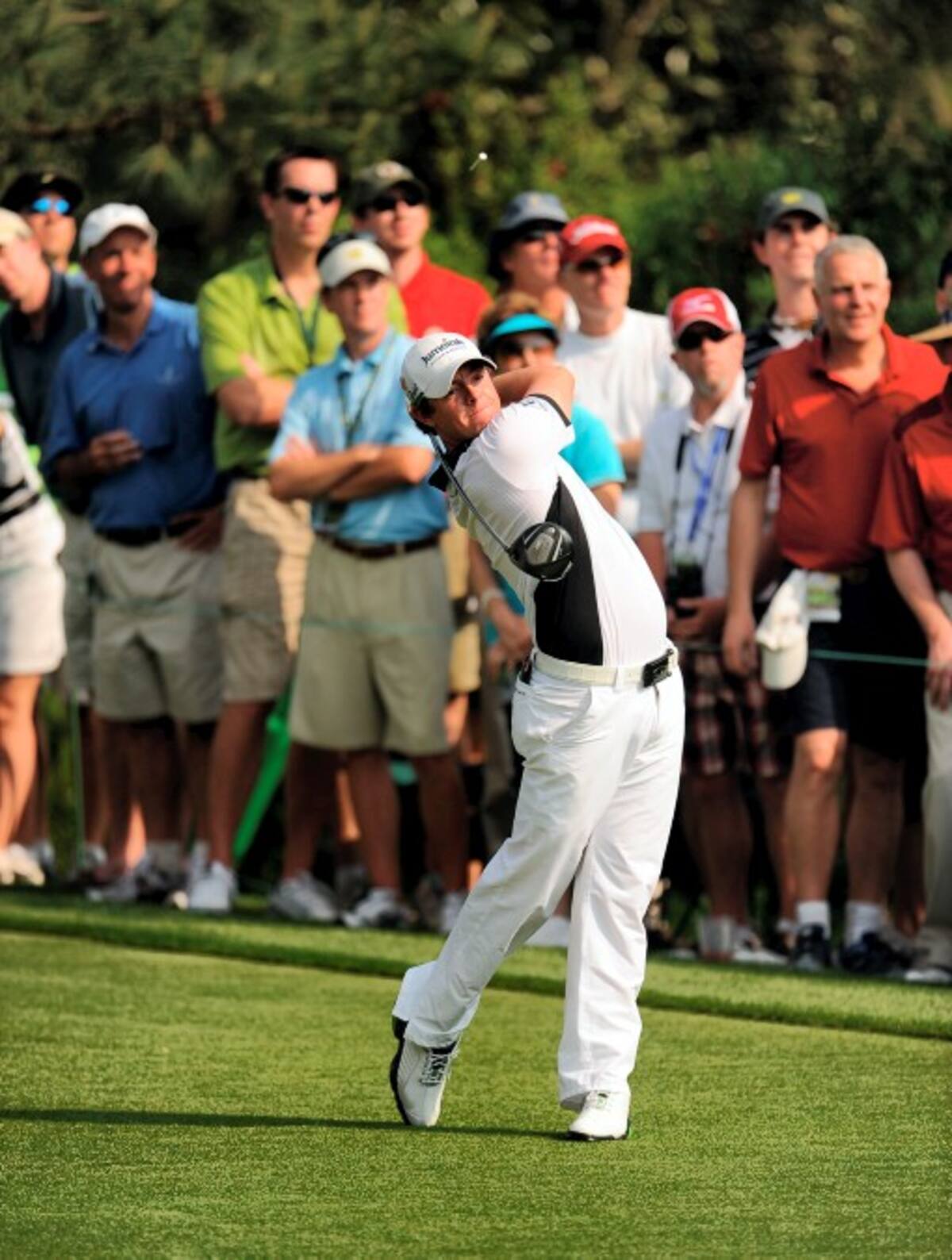 Rory McIlroy se trepó en solitario en el liderato del Masters de Augusta. AFP