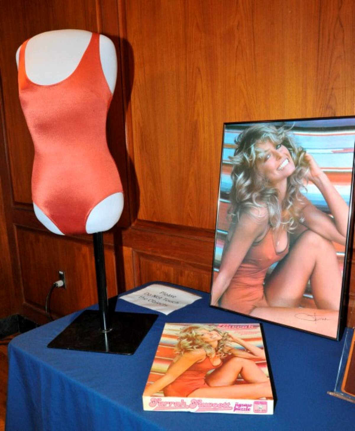 Desde 1976 se han vendido millones de copias de un afiche en el que Fawcett luce el despampanante traje de baño rojo.