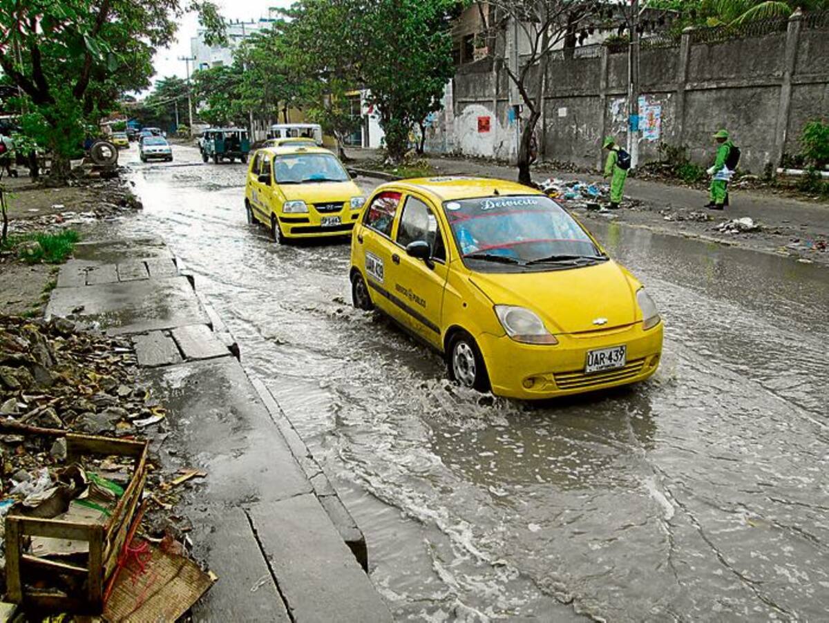 En algunos sectores revivieron los charcos tradicionales producidos por los taponamientos de los sistemas de evacuación pluvial. FOTO RUBEN DARIO ALVAREZ-ELUNIVERSAL