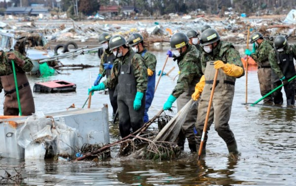 Miembros de la defensa civil japonesa buscan aun víctimas entre los escombros. Las últimas cifras provisorias eran de 10.901 muertos confirmados y 17.621 desaparecidos. AFP ROSLAN RAHMAN