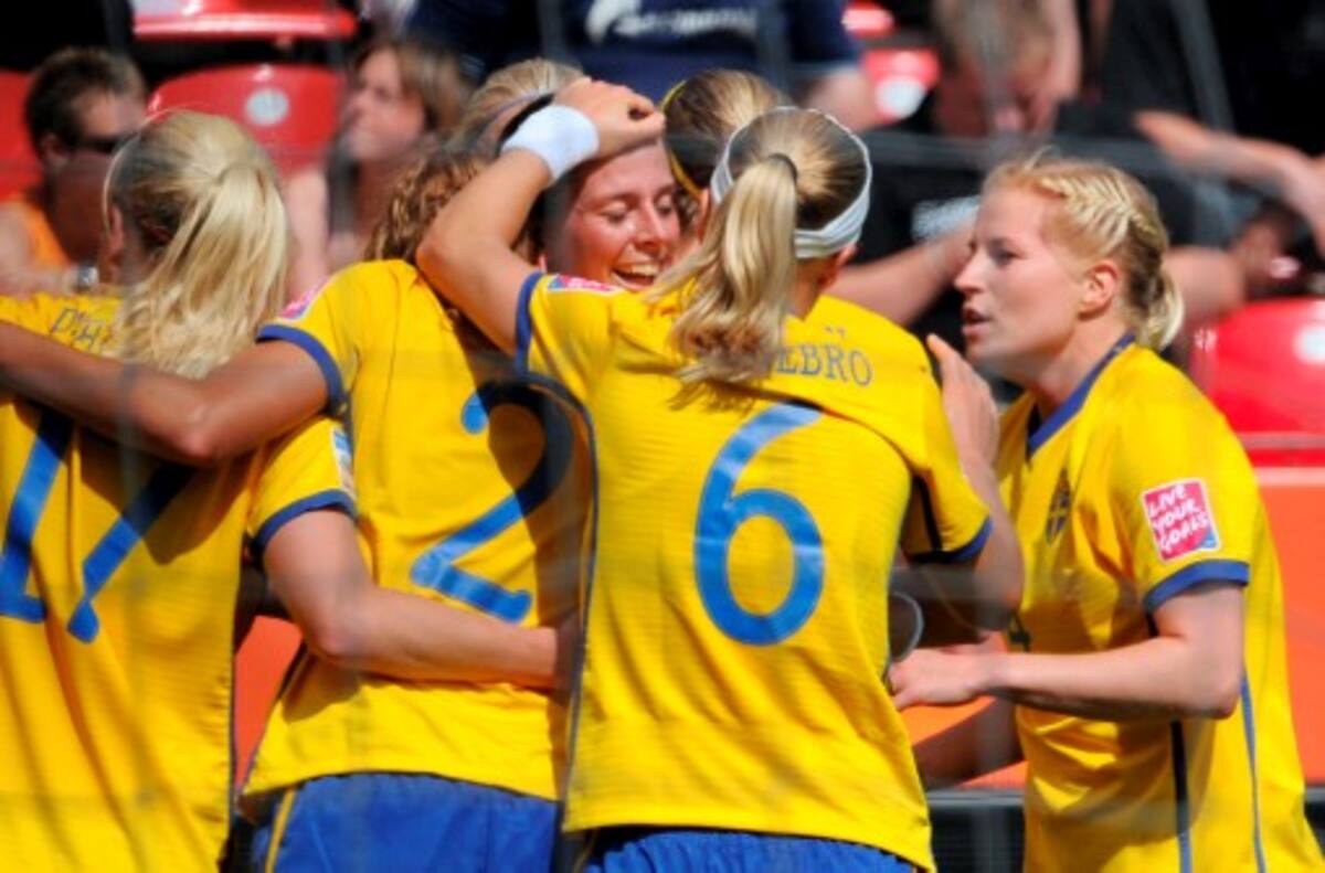 Las suecas celebran el gol marcado por Jessica Landstrom en el minuto 57, que les dio el triunfo 1-0 sobre Colombia. AFP