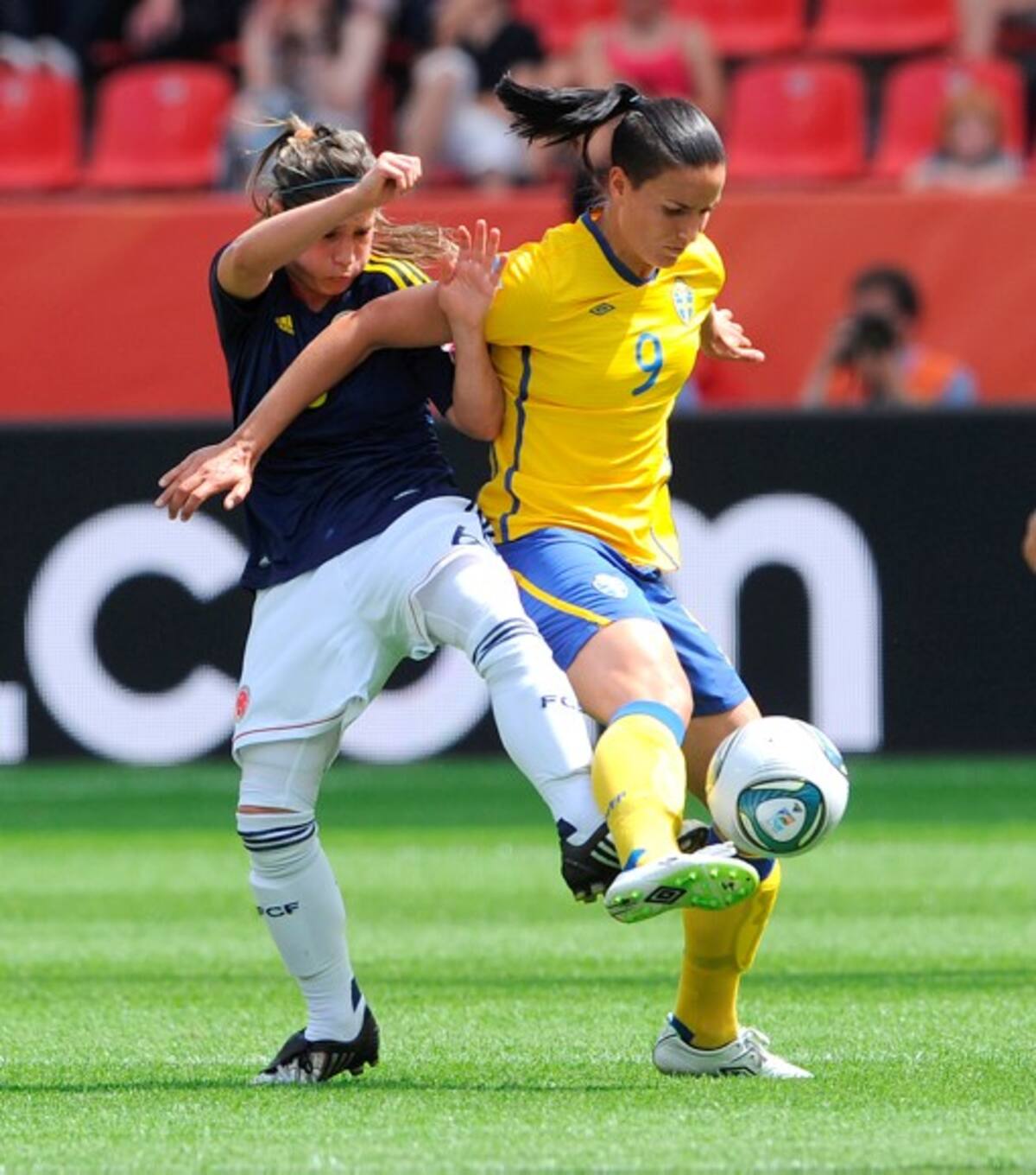 Daniela Montoya, de Colombia (izquierda) y Jessica Landstrom, de Suecia, disputan un balón en el encuentro que sostuvieron en el Mundial Femenino de Fútbol. AFP