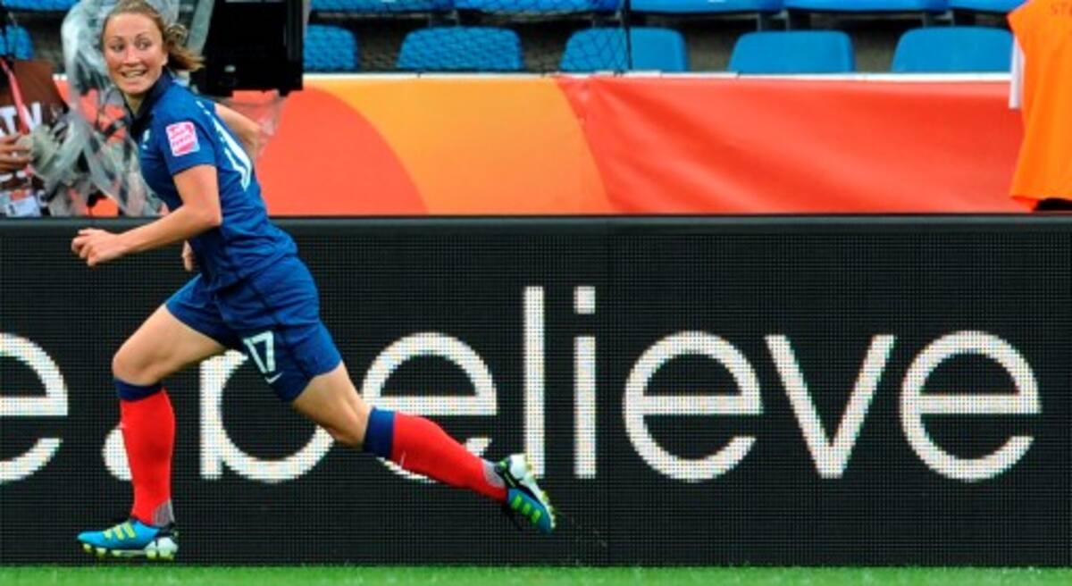 La francesa Gaetane Thiney buscará marcar los goles que le permitan a su país conseguir una importante victoria ante Alemania. AP