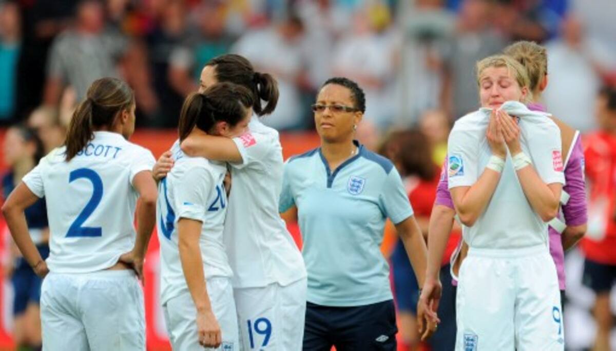 DT de Inglaterra critica a sus chicas por su falta de seguridad a la hora de los tiros pénal. AFP