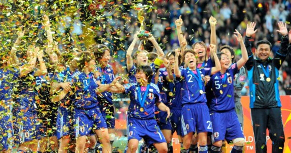 Las japonesas celebran en el podio el título del Mundial Femenino de Fútbol. AFP