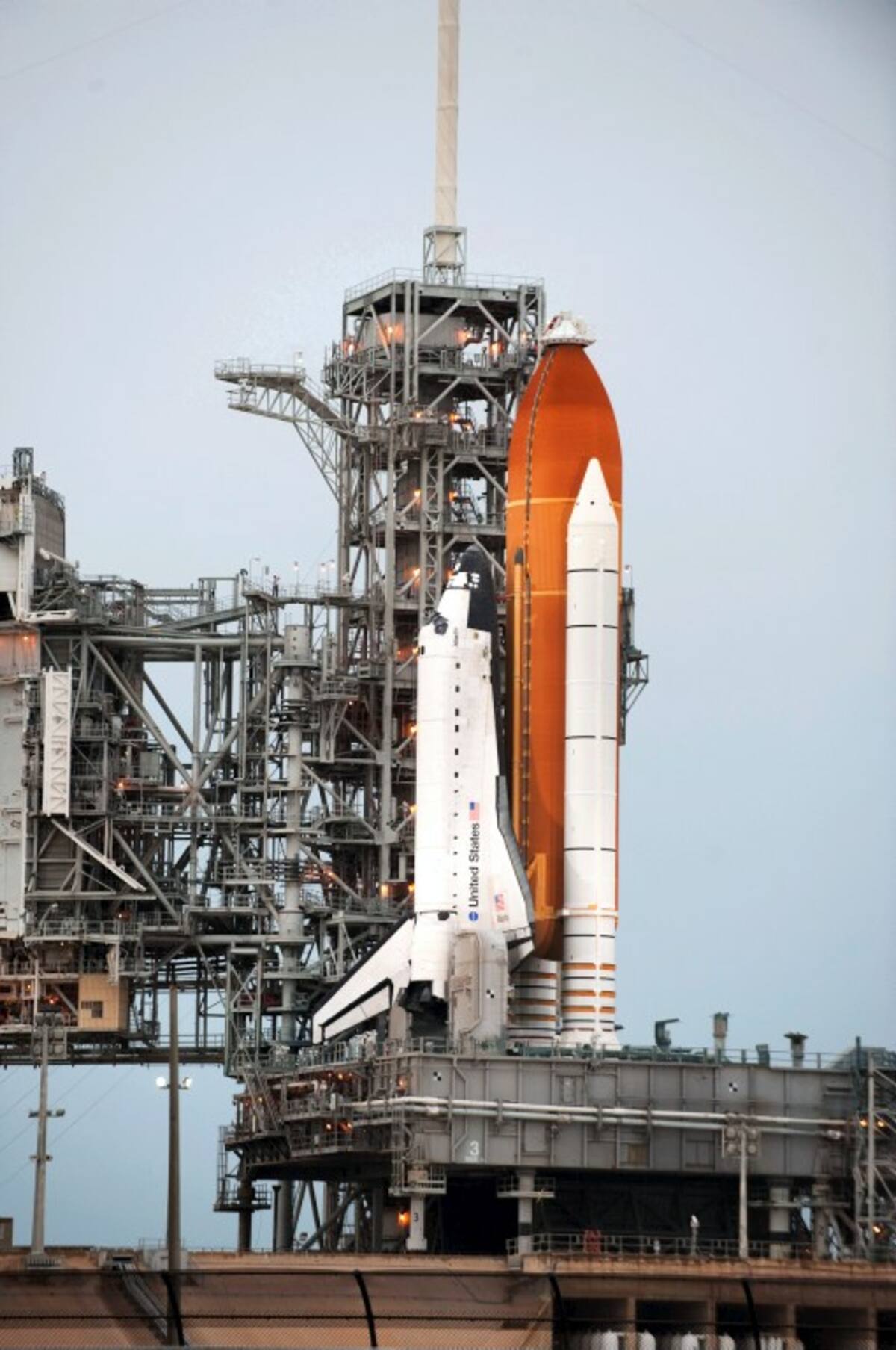 El transbordador espacial Atlantis antes de su despegue. AFP DON EMMERT