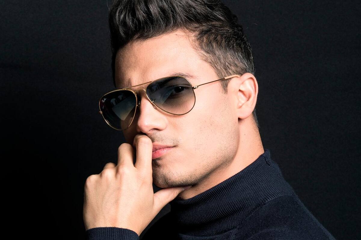 Pipe Bueno es motivo de burlas en redes por foto con cantantes populares