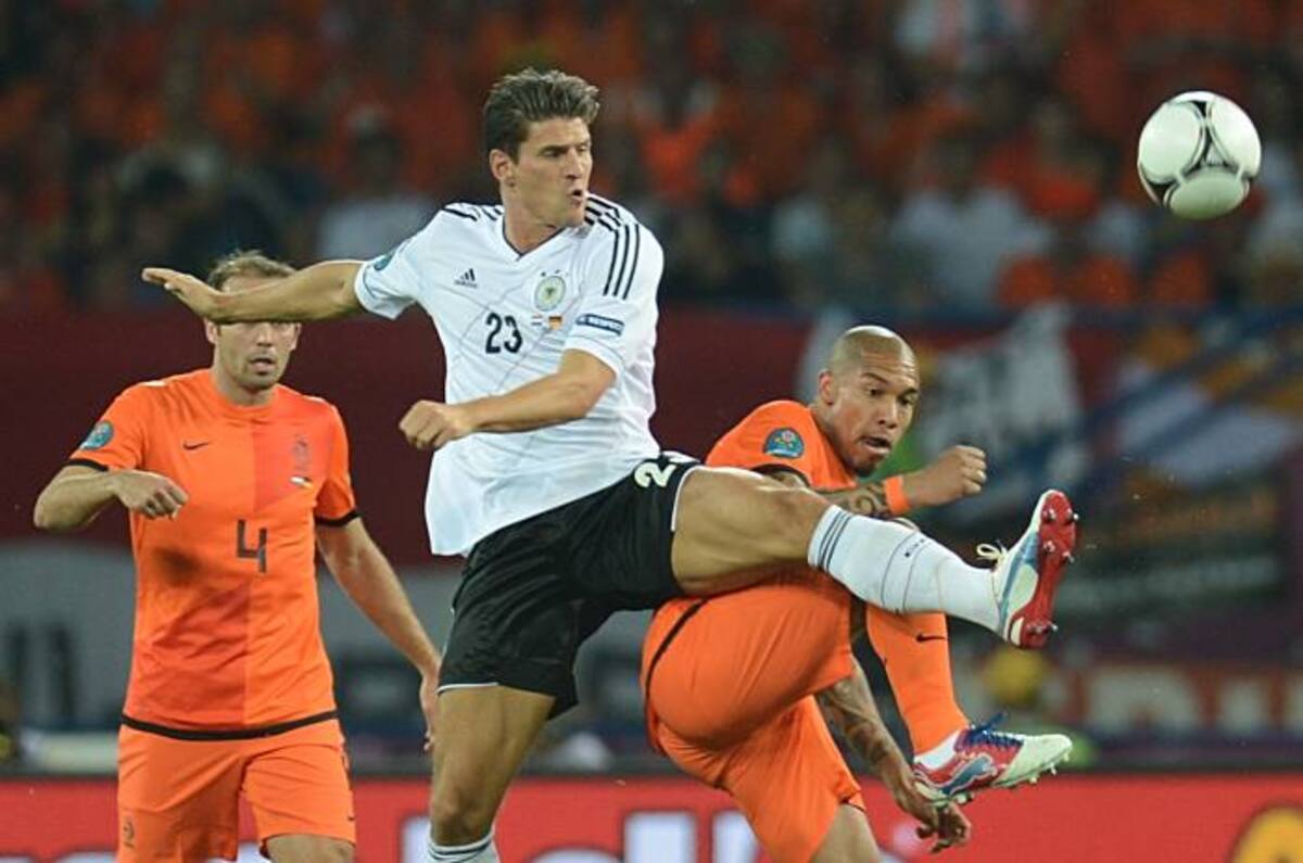 Mario Gómez fue la figura de Alemania al anotar los dos goles para derrotar 2-1 a Holanda. AFP
