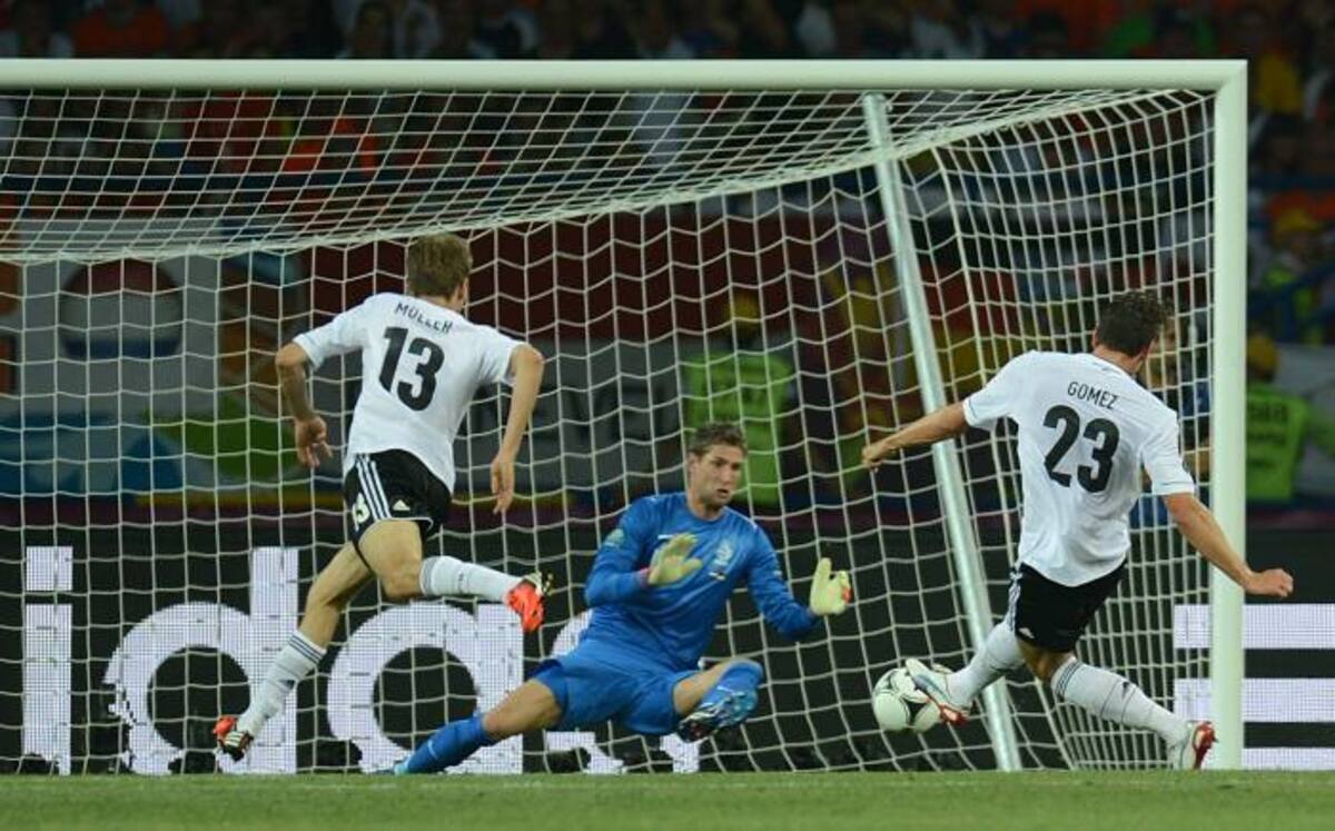 Mario Gómez anotó doblete para Alemania y comanda con tres goles la tabla de artilleros de la Eurocopa de 2012 junto al ruso Alan Dzagoev. AFP
