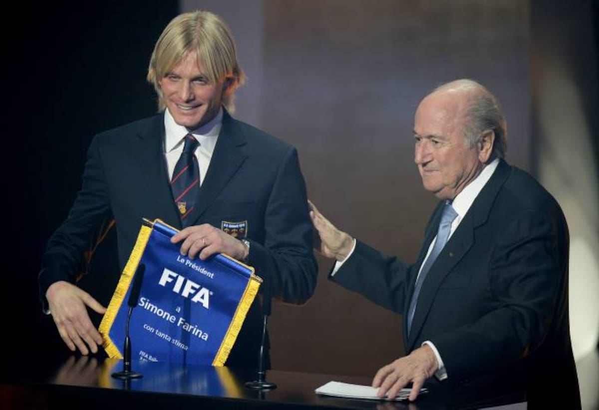 El futbolista italiano Simone Farina fue homenajeado por la FIFA, por rechazar su participación en partidos amañados y denunciar la corrupción. El presidente de la Federación, Joseph Blatter, entregó el premio. AFP FABRICE COFFRINI