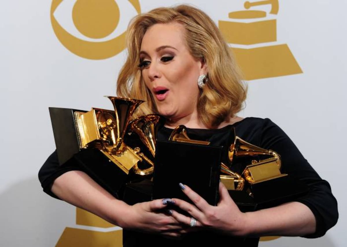 Con seis premios Grammy, Adele igualó a Beyonce como la artista femenina más premiada en una misma noche. AFP FREDERIC J. BROWN