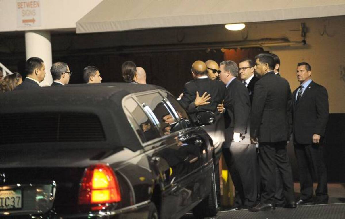 Amigos de Whitney Houston lloran su muerte. AFP