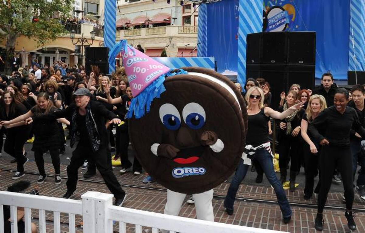 80 personas protagonizaron un “flashmob” en Los Angeles durante la celebración de los 100 años de las galletas Oreo. AFP ROBYN BECK