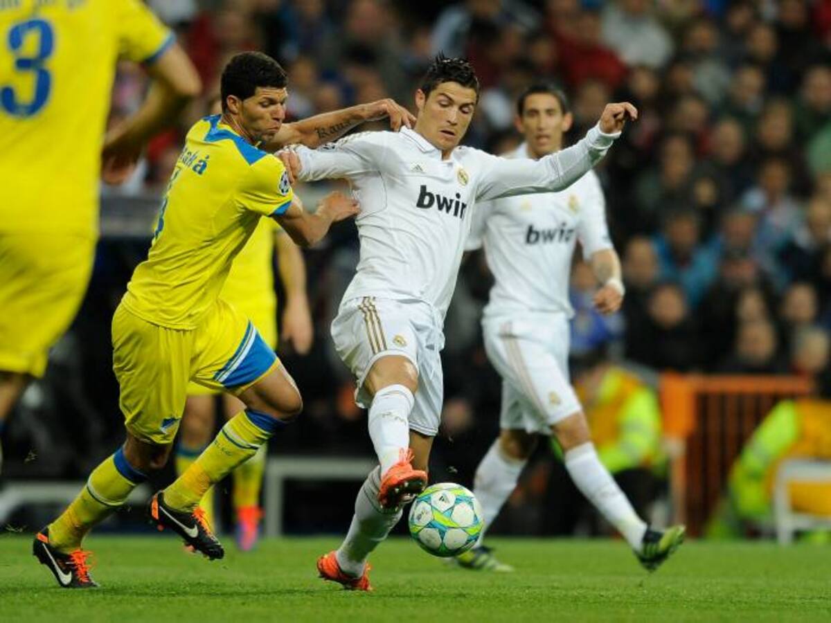 Cristiano Ronaldo marcó doblete en el triunf del Real Madrid 5-2 sobre Apoel y logró su pase a las semifinales en la Liga de Campeones. AFP
