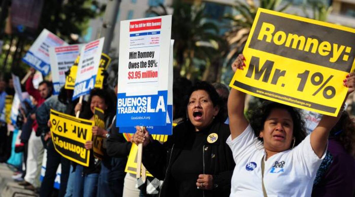 Unas 200 personas se manifestaron el martes contra Mitt Romney frente a un hotel en Los Ángeles, debido a su oposición a una ley que favorece a los inmigrantes.