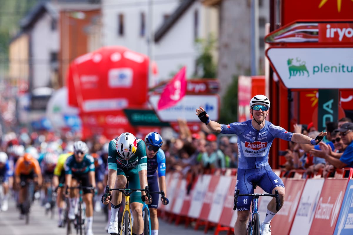 El ciclista australiano del equipo Alpecin-Deceuninck Kaden Groves celebra su victoria en la decimocuarta etapa de la Vuelta ciclista a España. //EFE