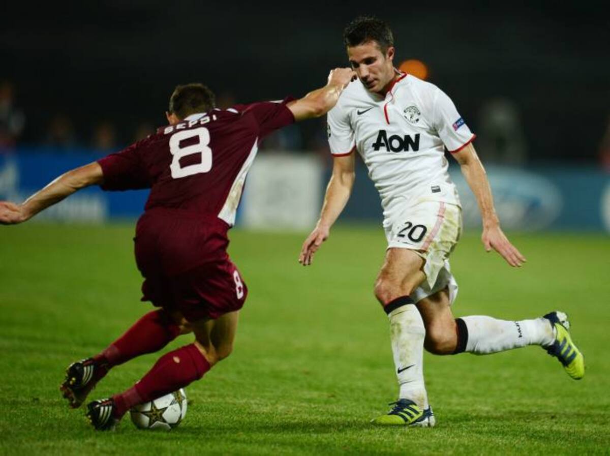Manchester United derrotó 2-1al Cluj con doblete Van Persie. AFP