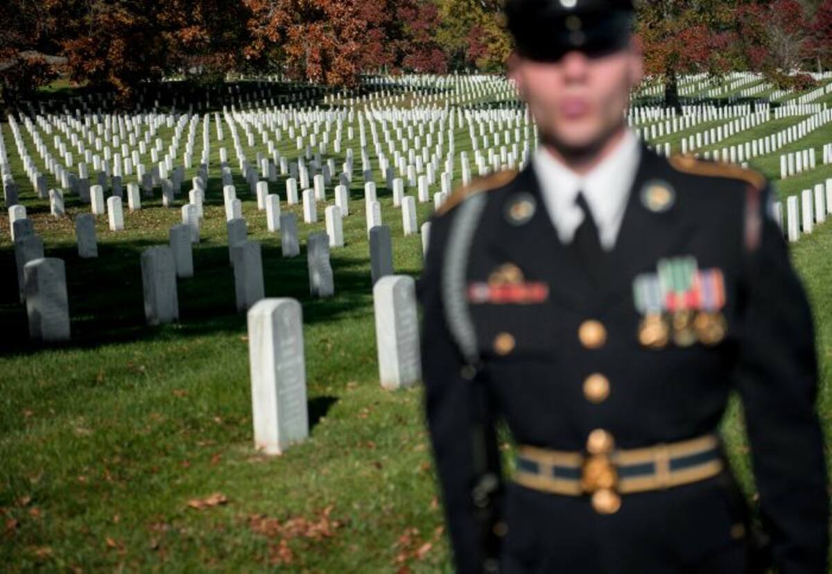Bajo un esplendoroso sol otoñal, el presidente depositó una corona de flores en el Cementerio Nacional de Arlington en memoria de todos los militares estadounidenses que murieron en servicio y agradeció a sus familiares. AFP BRENDAN SMIALOWSKI