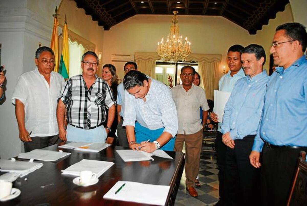 El gobernador de Bolívar, Juan Carlos Gossaín, firma el Acta de liquidación del acuerdo de Reestructuración de Pasivos. CORTESÍA