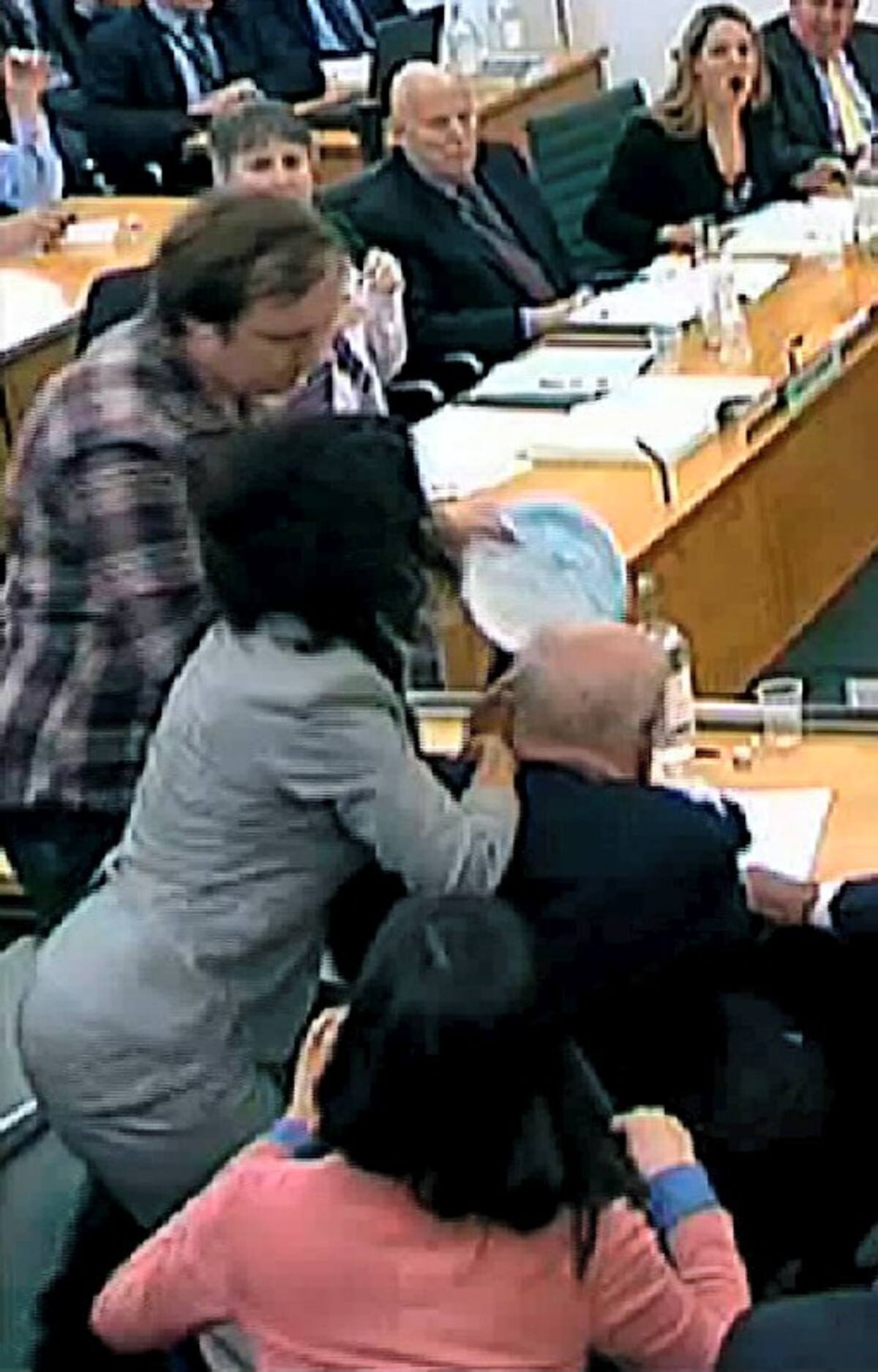 Un hombre lanzó un plato, al parecer con espuma de afeitar contra el rostro de Murdoch. AFP PARBUL