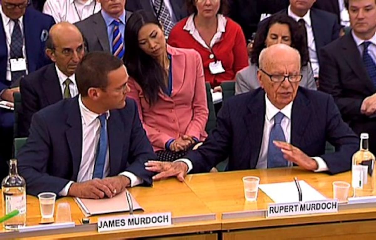 Rupert Murdoch (der.), dijo que se sintió “aterrado y avergonzado” cuando supo del caso de las escuchas del teléfono de una chica de 13 años que fue asesinada. Junto al magnate, su hijo James. AFP PARBUL