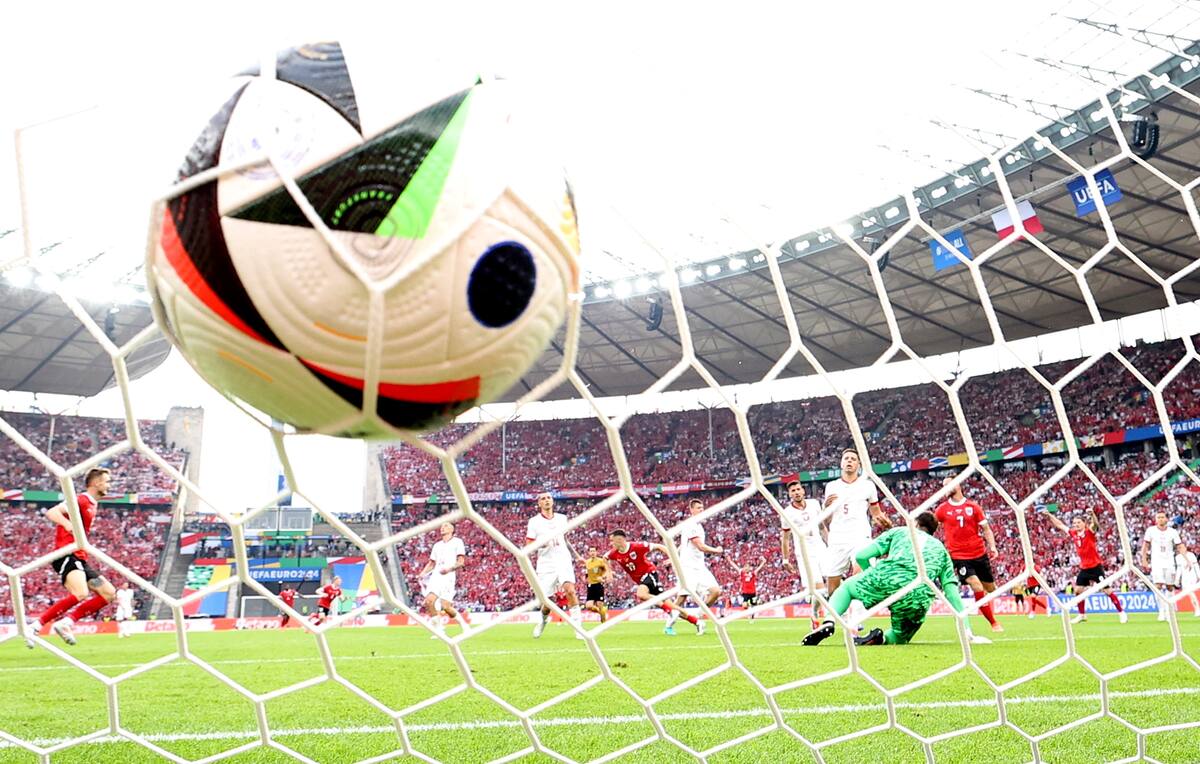 El portero Wojciech Szczesny de Polonia es derrotado cuando Christoph Baumgartner de Austria (C trasero rojo) anota el segundo gol de su equipo durante el partido de fútbol del grupo D de la UEFA EURO 2024 entre Polonia y Austria, en Berlín, Alemania, el 21 de junio de 2024. //EFE