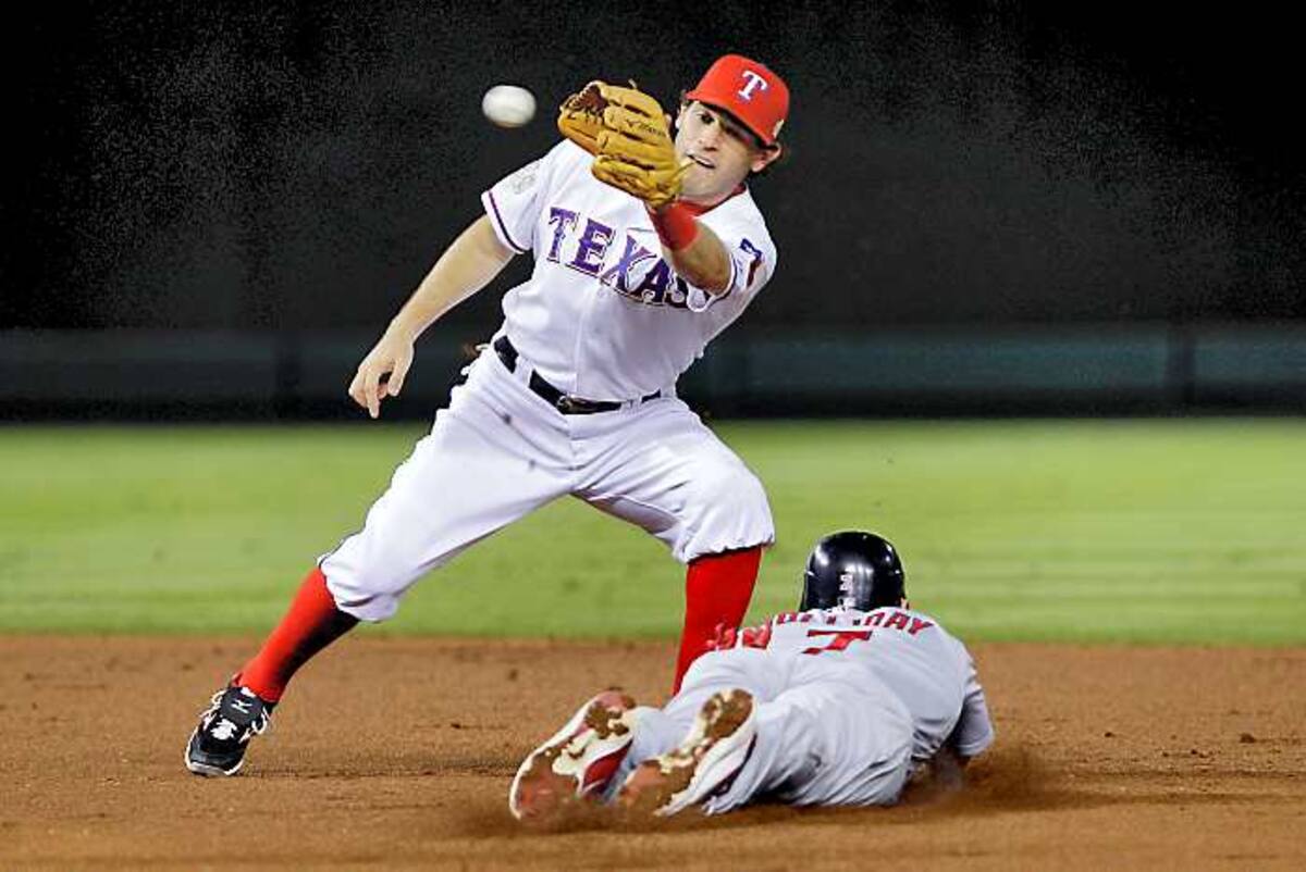 Matt Holliday, de Cardenales, llega quieto a segunda base donde Ian Kensler, de Ranger, quien no puede ponerlo out. AFP