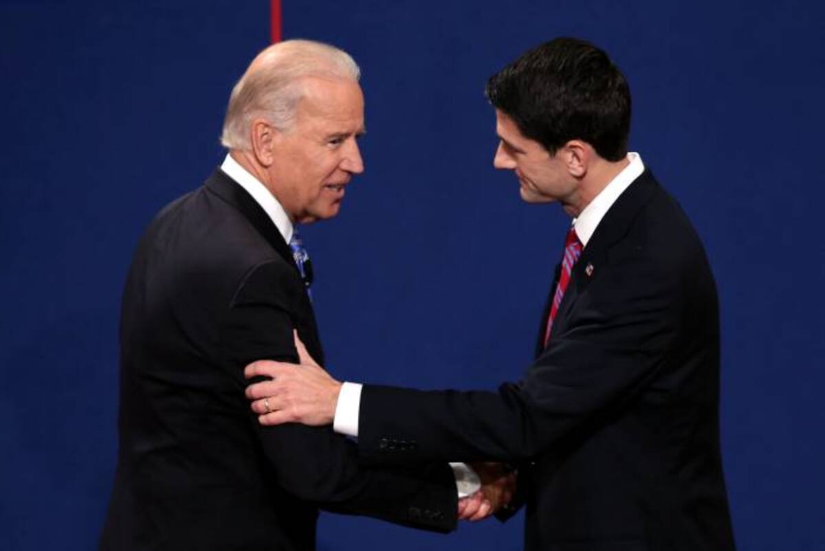 Joe Biden (derecha) junto a Paul Ryan. AFP
