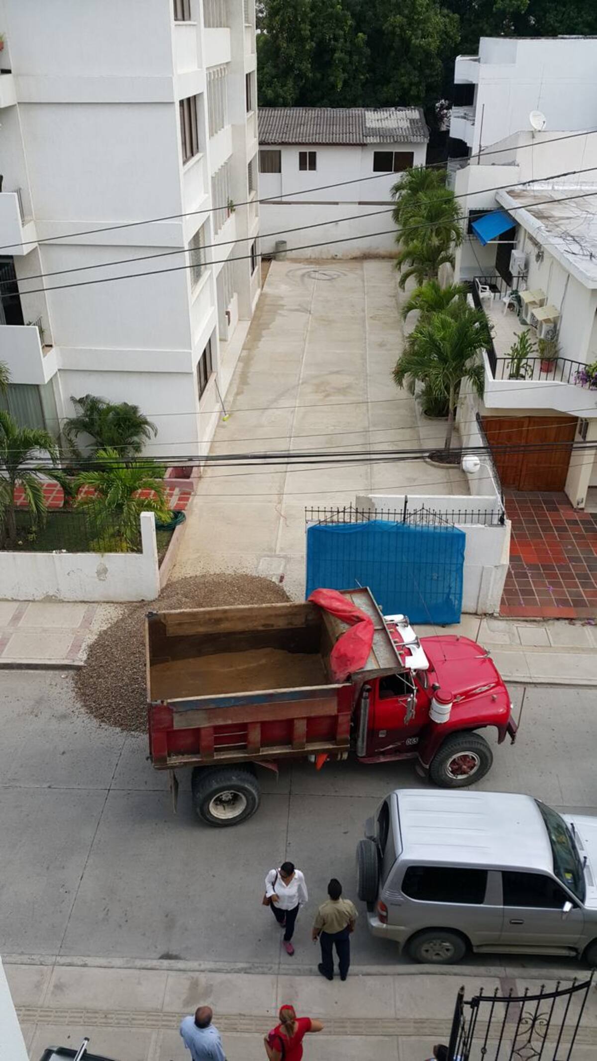 En el Edificio Bouquet no tuvieron problema en descargar el material de la obra interna en los nuevos andenes de la Calle del Bouquet EL UNIVERSAL