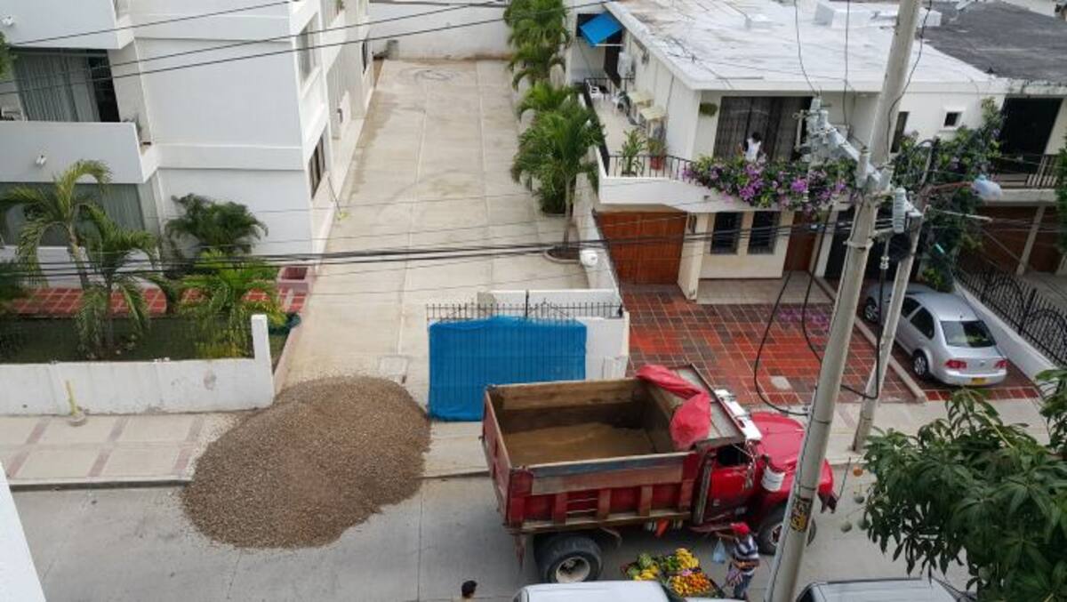 En el Edificio Bouquet no tuvieron problema en descargar el material de la obra interna en los nuevos andenes de la Calle del Bouquet EL UNIVERSAL