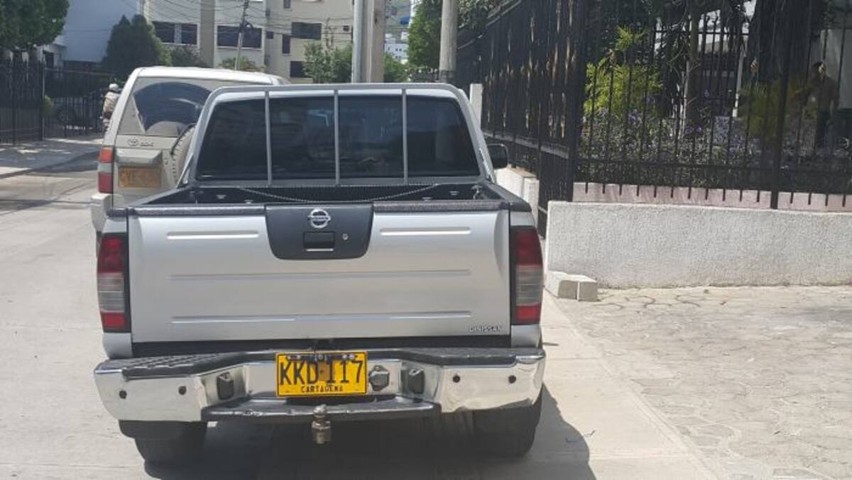 No importa que ahora los andenes sean más altos, no ha sido un impedimento para que las personas estacionen sus vehículos. EL UNIVERSAL