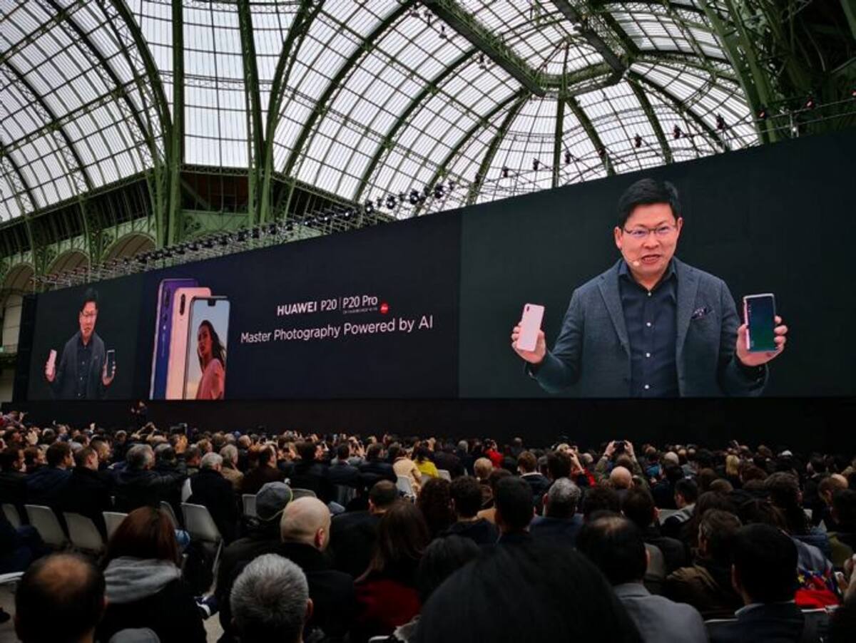 Consejero delegado de Huawei, Richard Yu (pantalla), durante la presentación del nuevo teléfono de la compañía. EFE