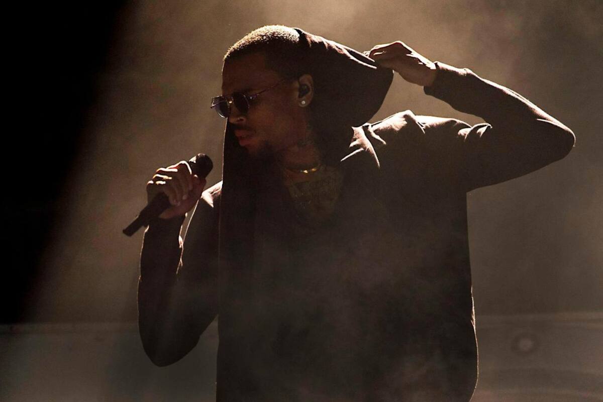 Mujer demanda a Chris Brown por presuntamente haberla violado