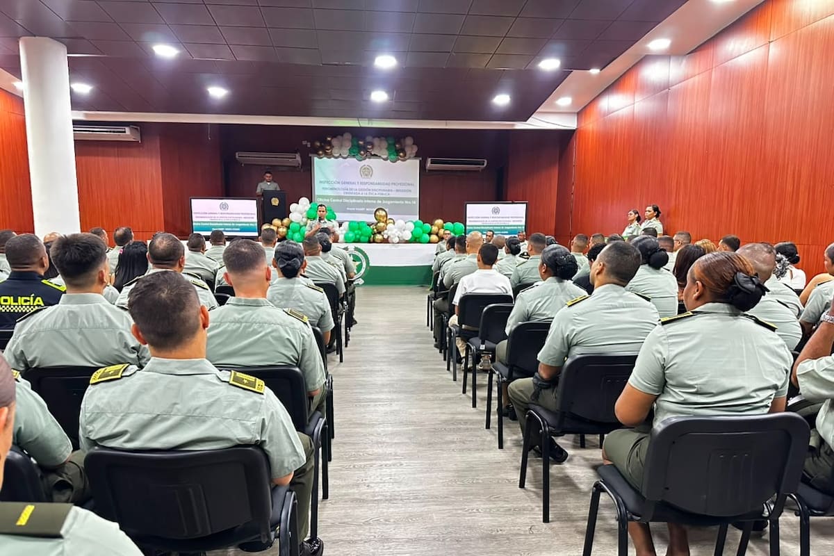 Cartagena honra a 21 policías que se destacan por su integridad y servicio