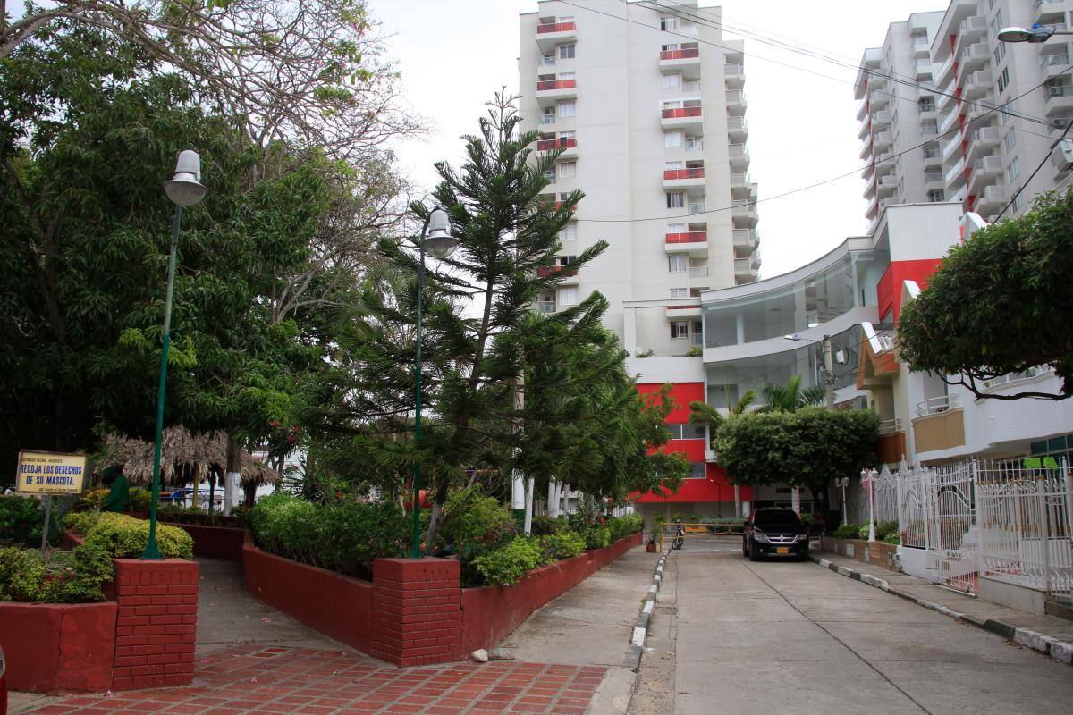 El parque de la discordia entre dos urbanizaciones y 5 torres de edificio