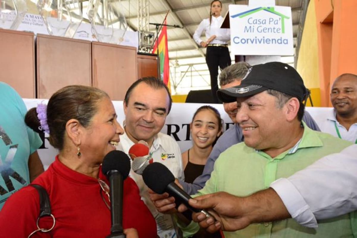 El alcalde Manuel Duque y el gerente de Corvivienda, William García, acompañaron el evento en el que se sortearon 980 viviendas. Fotos: Cortesía