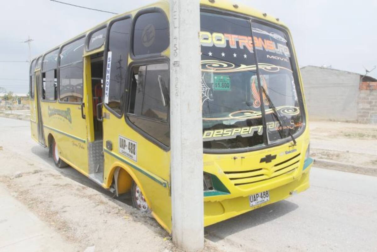 La buseta, afiliada a la empresa Cootrasurb, se estrelló contra un poste de energía eléctrica, dejando varias manzanas del barrio Ciudad Bicentenario sin luz eléctrica. EL UNIVERSAL/