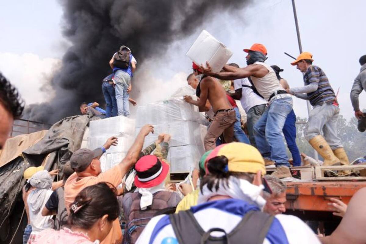 El Gobierno de Maduro acusa a opositores de la quema de camiones con ayudas