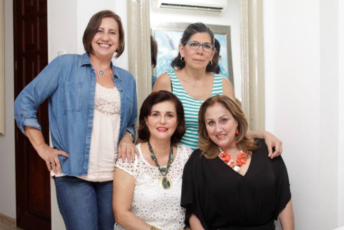 De pie: Jeannette Moreno y Jackeline De La Vega; sentadas: Hilda Cruz y Janeth Gaines. Nayib Gaviria-El Universal