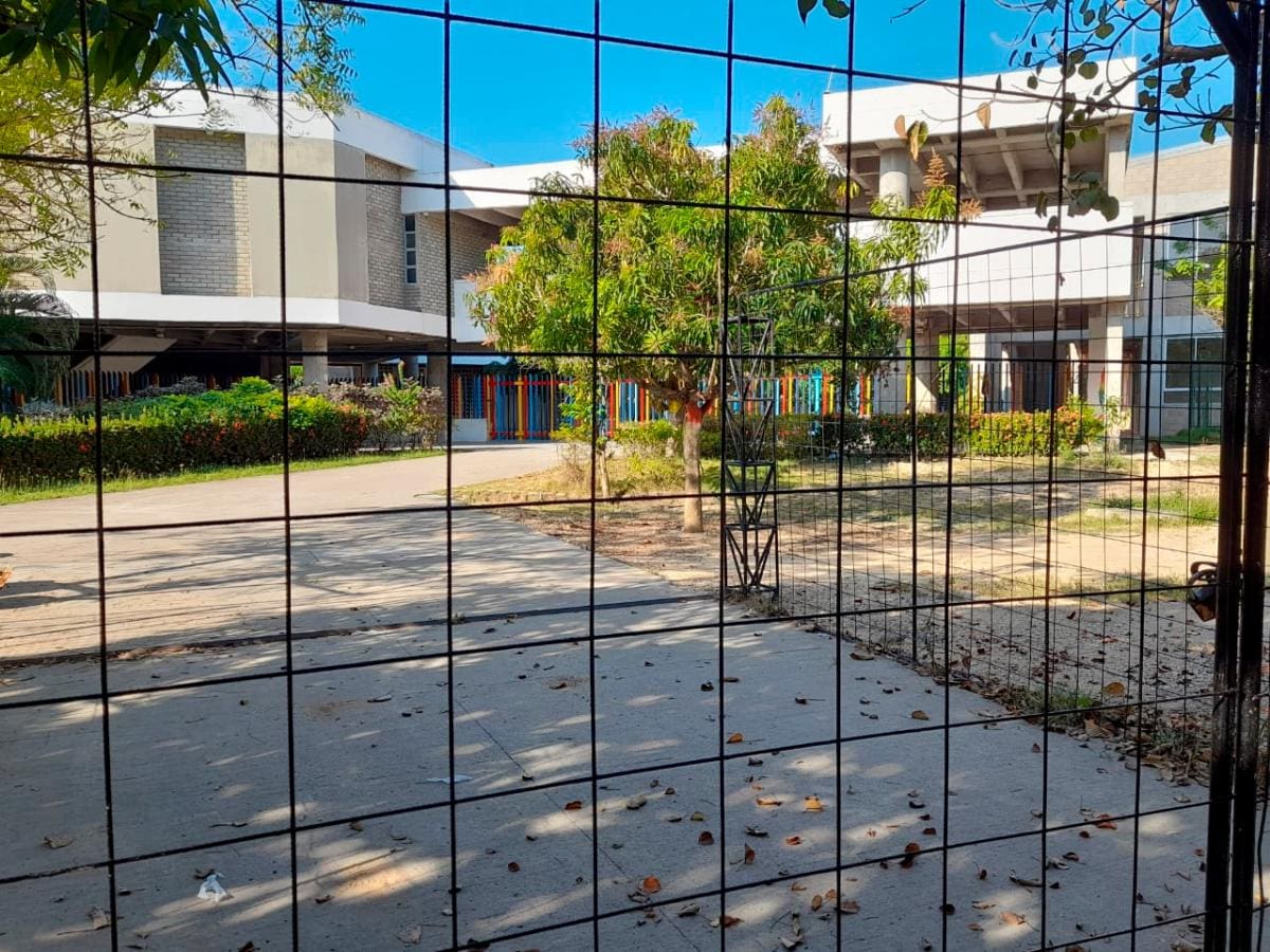 Padres de familia están a la espera de la nueva administración del colegio Gabriel García Márquez. // Foto: Aroldo Mestre