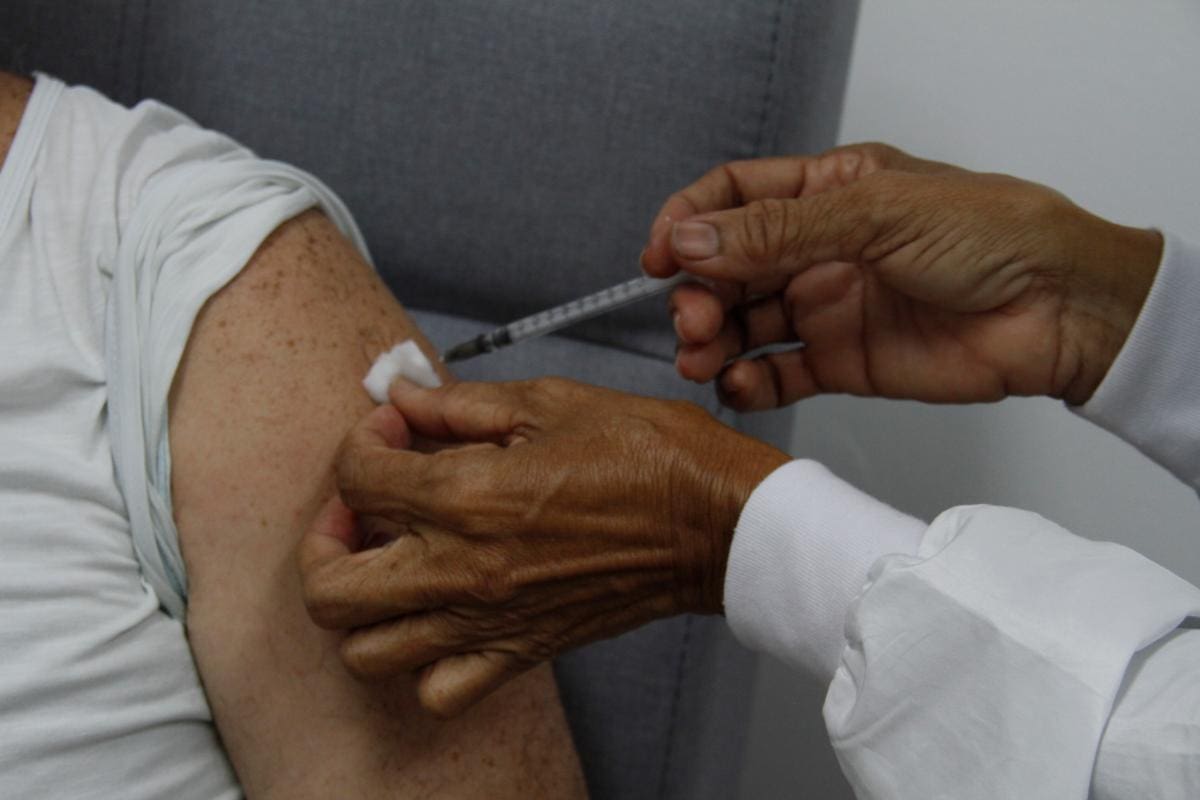 Cartagenero logró tener segunda dosis Pfizer en 21 días y no 90 ¿Qué hizo?
