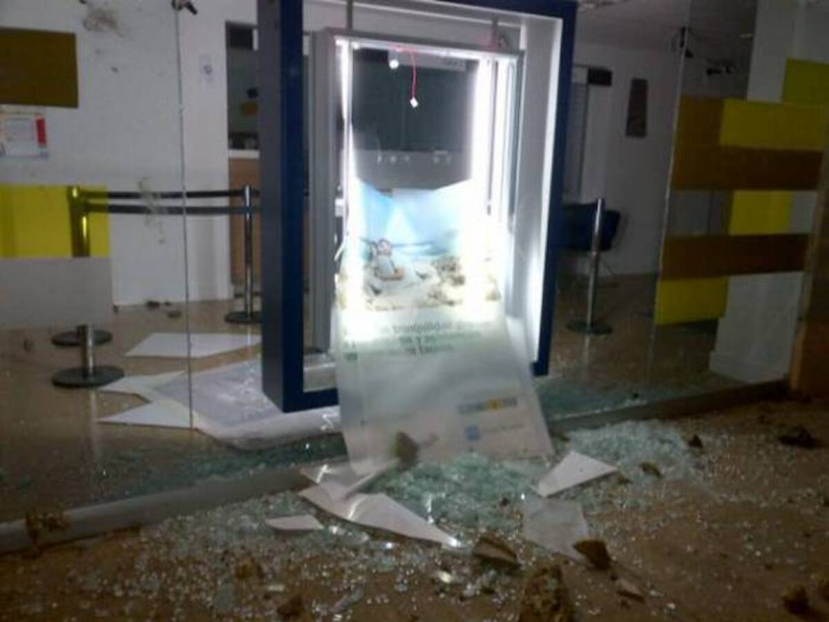 Protestantes quebraron vidrio de una entidad bancaria de Arjona durante la asonada. @ellupita vía Twitter
