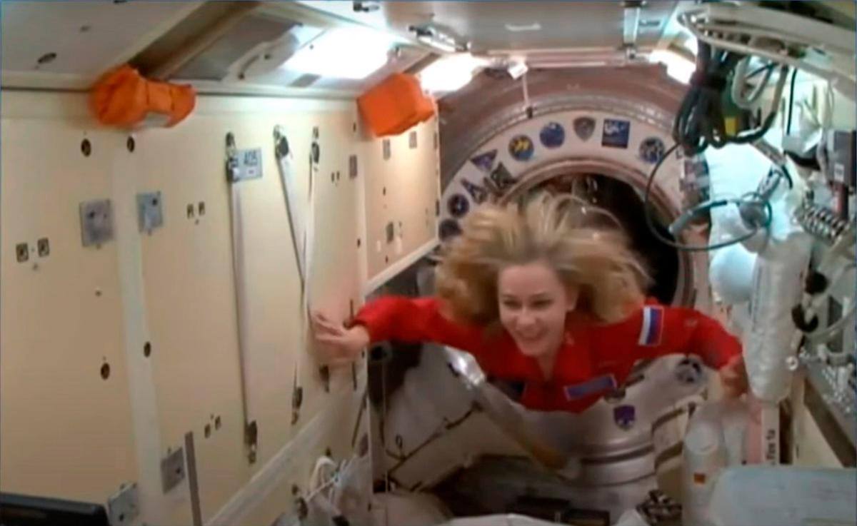La actriz Yulia Peresild entrando en la Estación Espacial Internacional (ISS) a bordo de la nave espacial tripulada Soyuz MS-19 el 5 de octubre de 2021.