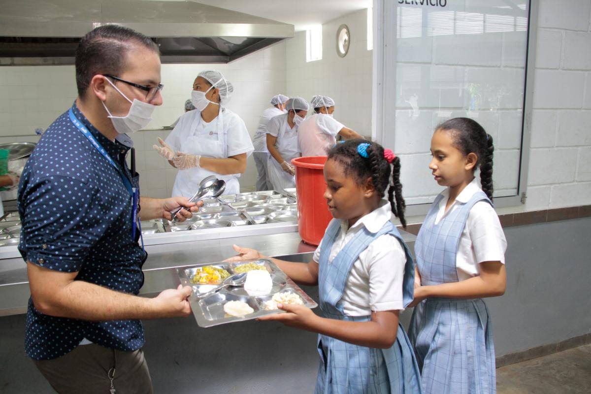 Prohíben la venta de bebidas azucaradas en colegios