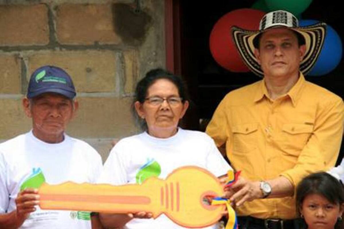 Beneficiados junto a Sergio Suárez Nieves gerente de Vivienda del Banco Agrario de Colombia. CORTESÍA