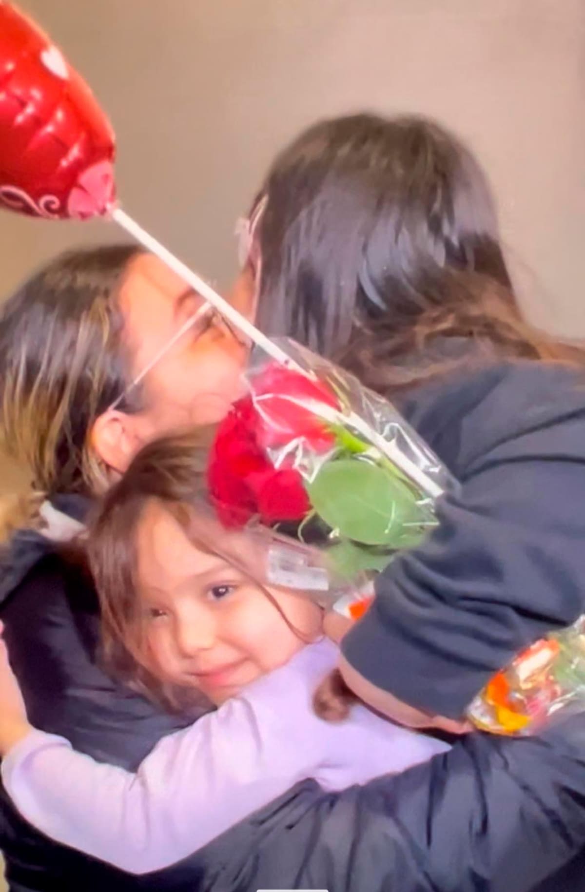 Gloria Camargo se reencuentra con sus nietas, Julieta y Luciana, después de nueve meses de no verlas. //George Barva - Corresponsal EE. UU.