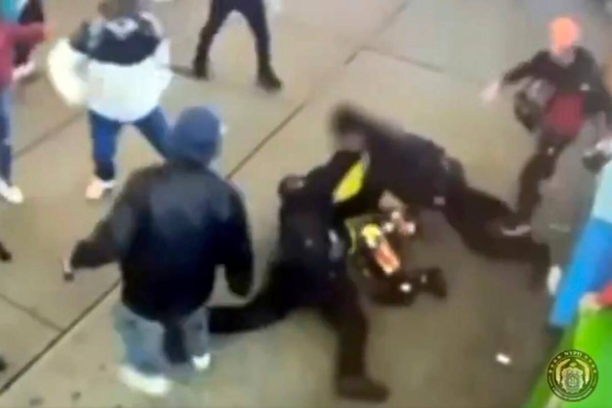 Video: policías y migrantes se van a los golpes en Times Square