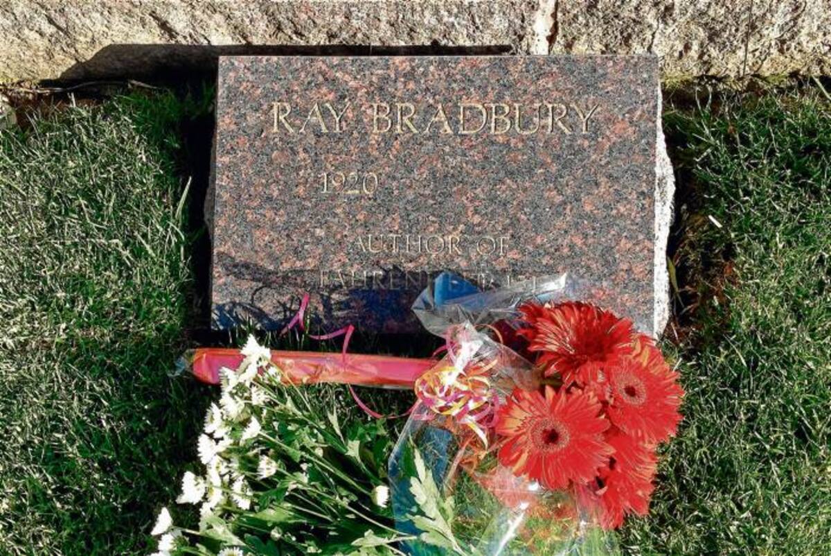 La tumba del escritor en el Cementerio de Los Ángeles. AFP